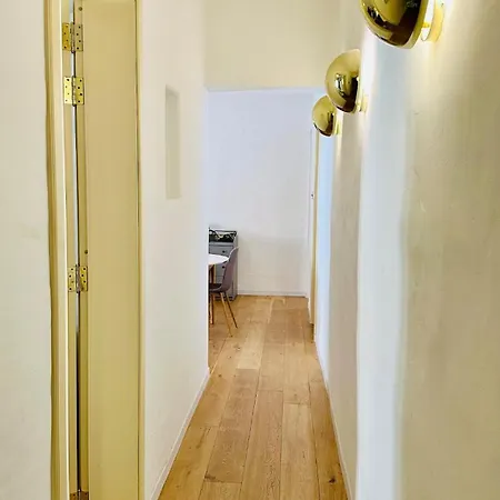 Retro House In The アパート *